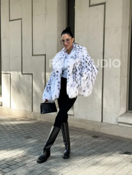 Шуба из меха лисы под рысь - цвет белый, PREMIUM COLLECTION - фото 11