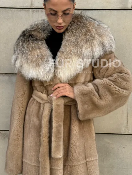 Шуба из норки Caramel с капюшоном из меха рыси - фото 4