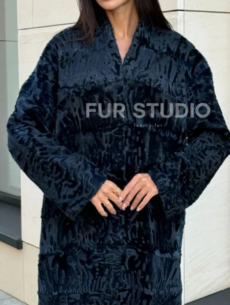 Пальто из меха каракуля с V-образным воротником, цвет Indigo Blue - фото 1