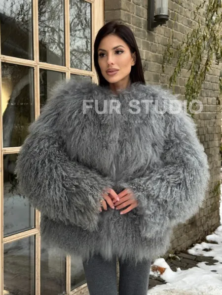Шуба из меха ламы серого цвета - фото 10