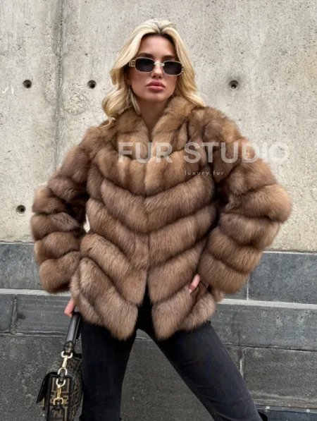 Полушубок из куницы с V-образным воротником - фото 5