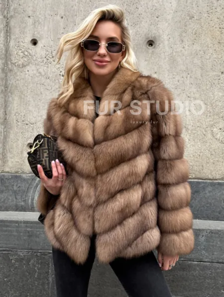 Полушубок из куницы с V-образным воротником - фото 2