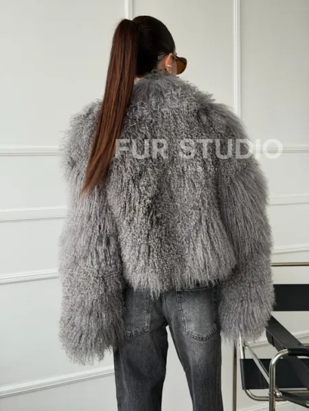 Серая шубка из меха ламы - фото 4