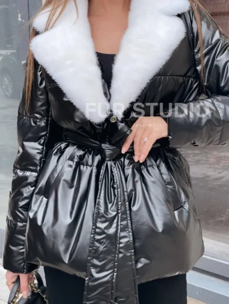Пуховик с мехом белой норки в черном цвете - фото 1
