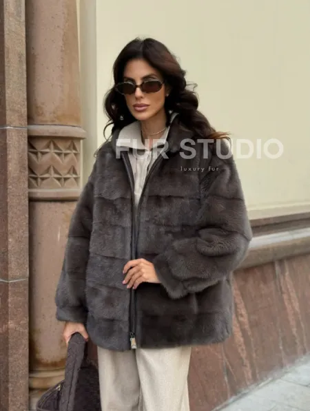 Бомбер из меха норки с капюшоном - цвет мокко - фото 8