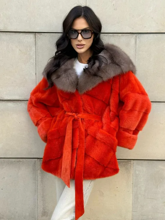 Шуба из меха норки цвета Grenadine (оранжевый) с капюшоном из меха куницы - фото 0