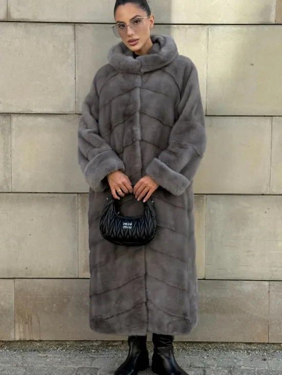 Шуба в диагональной выкладке меха норки, графит грей с капюшоном - фото 11