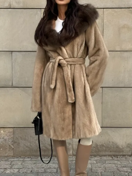 Шуба из норки пастель в технологии роспуск с капюшоном из меха куницы - фото 9