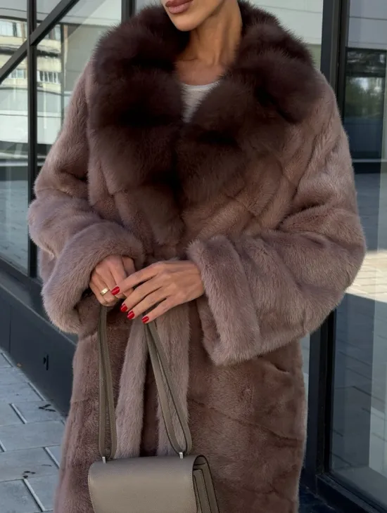 Длинная шуба из норки с воротником из меха куницы - цвет пыльная роза - фото 1