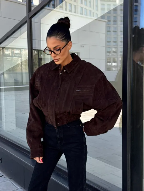 Женская короткая натуральная замшевая куртка - цвет коричневый - фото 12