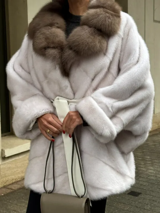 Шуба Oversize из норки с потайным поясом и английским воротником из меха куницы - фото 2