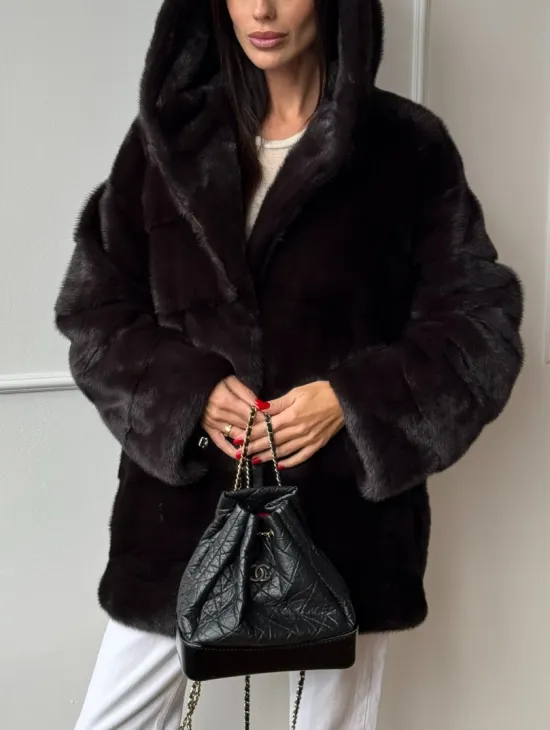 Меховая шубка с капюшоном из аукционной норки в цвете уголь - фото 2