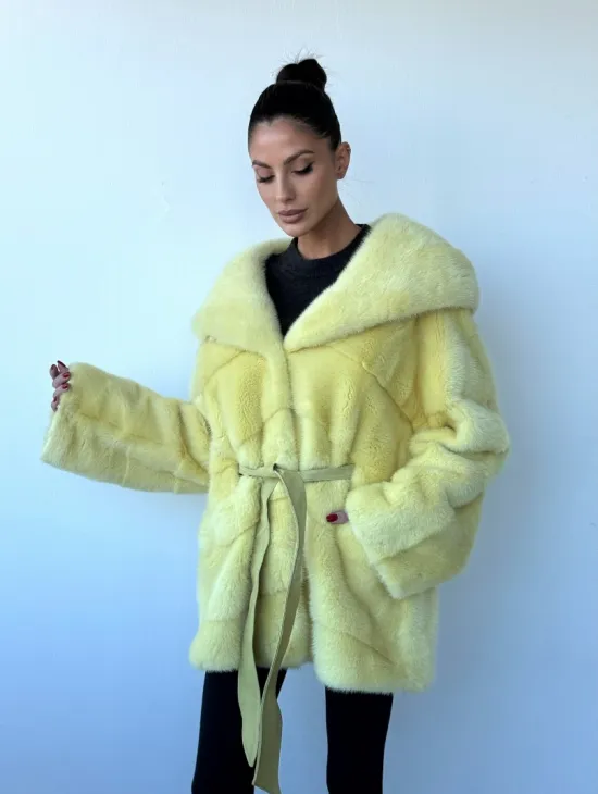 Полушубок кимоно из аукционной норки с капюшоном в нежно-желтом  цвете - фото 6