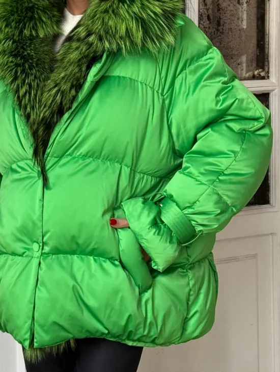 Стильный женский пуховик с мехом чернобурки в цвете изумруд - фото 3