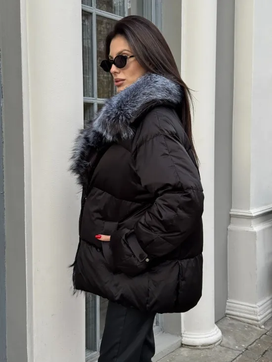 Модный пуховик в стиле Oversize с натуральным мехом чернобурки - фото 4