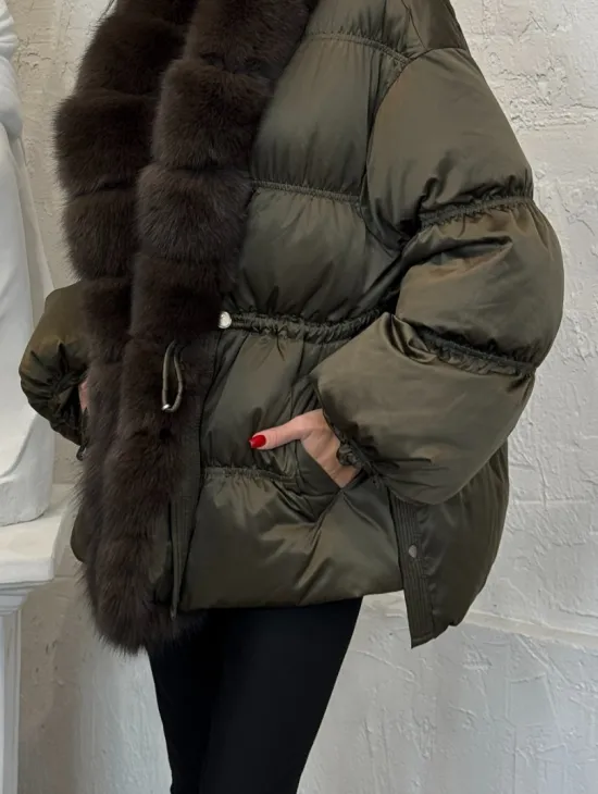 Женский стеганный пуховик на гусином пуху с отделкой из меха песца - фото 3