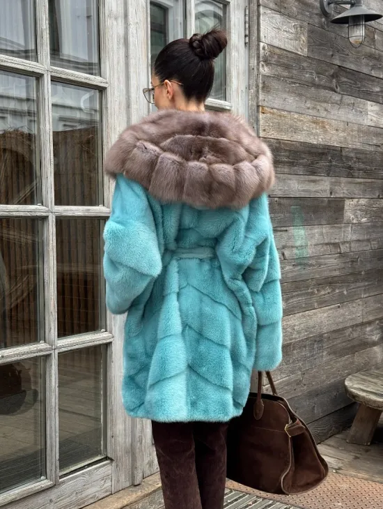Шуба из аукционной норки средней длины с капюшоном из куницы - фото 7