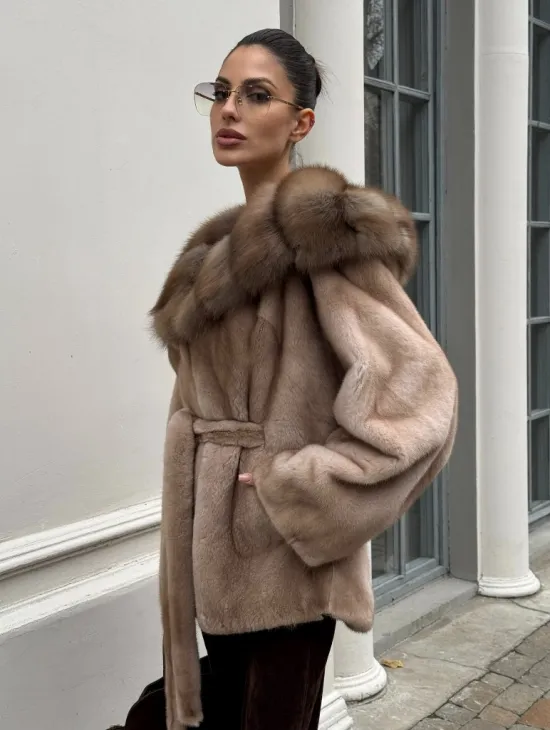 Шуба - пончо под пояс из плюшевой норки с капюшоном из меха куницы - фото 4