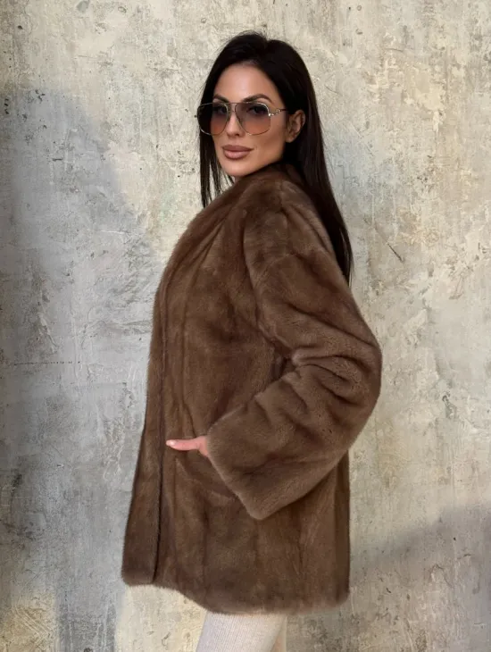 Бежевая норковая шуба - автоледи из меха скандинавской норки с воротником V-образным - фото 3