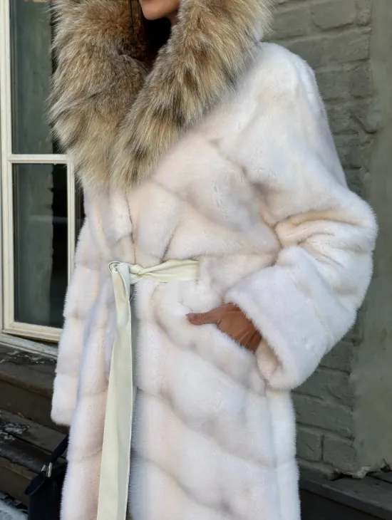 Белая длинная норковая шуба - кимоно с капюшоном из меха рыси - фото 1