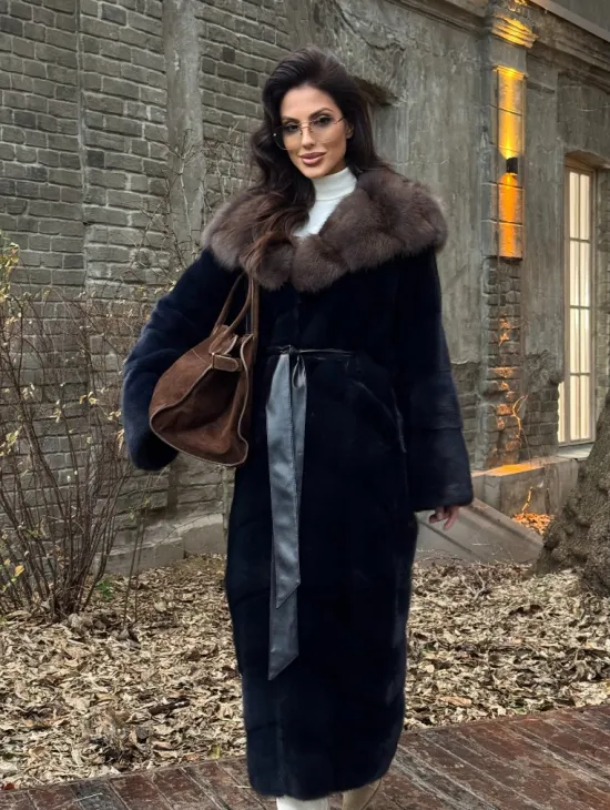 Норковая шуба с капюшоном из натурального меха куницы - фото 7