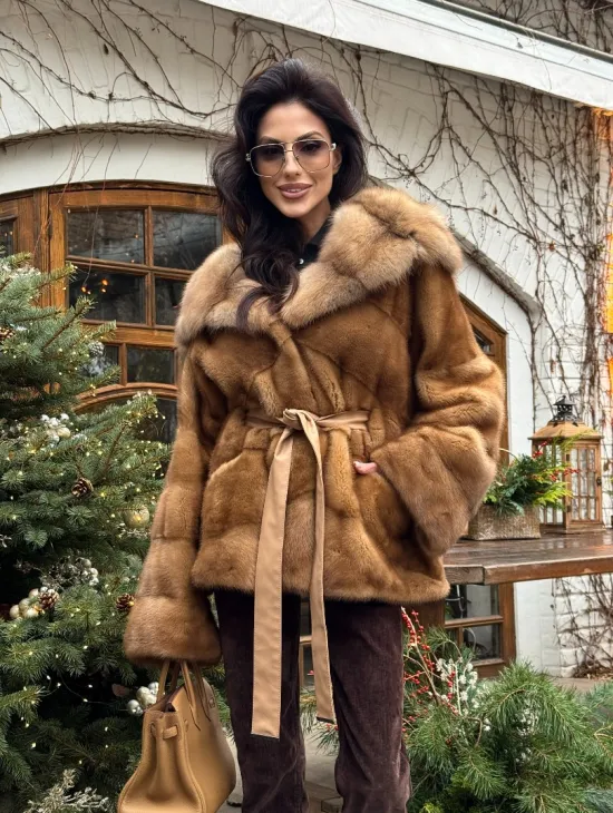 Норковое пончо-шуба в цвете золото с меховым капюшоном из куницы - фото 9