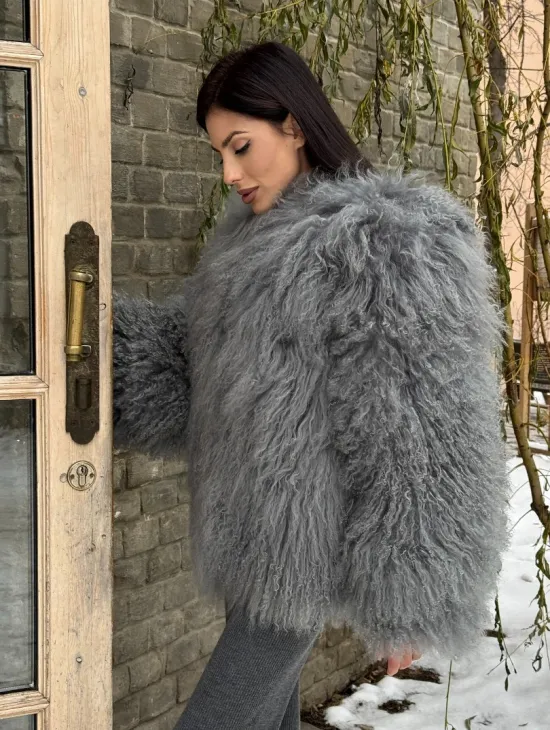 Шуба из меха ламы серого цвета - фото 8
