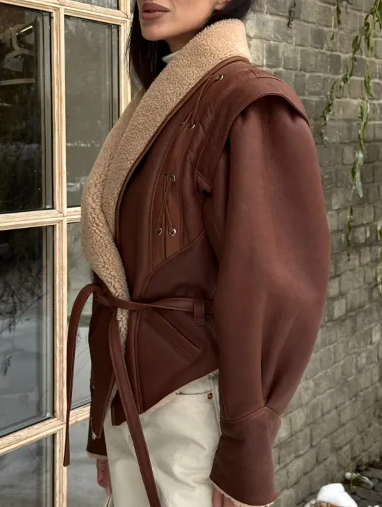 Стильная куртка - дублёнка на запах с поясом - фото 5