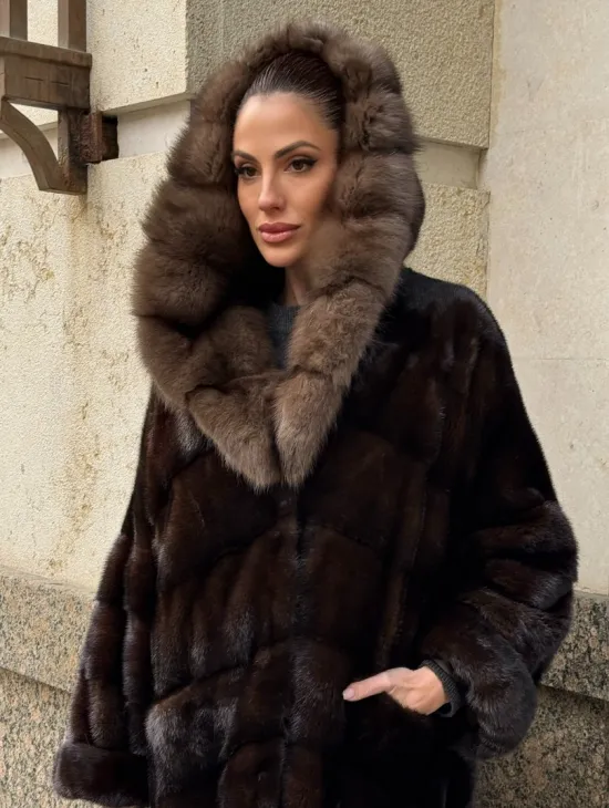 Удлиненная норковая шуба с капюшоном куница, цвет горький шоколад - фото 1