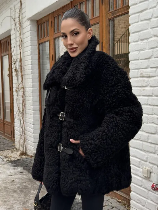 Черная дубленка средней длины из овчины тиградо 