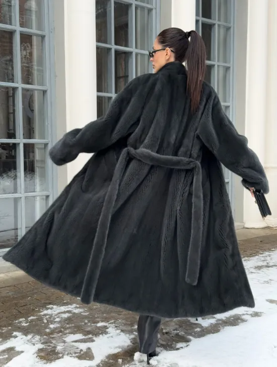 Модная норковая шуба в цвете графит с V-образным воротником - фото 11
