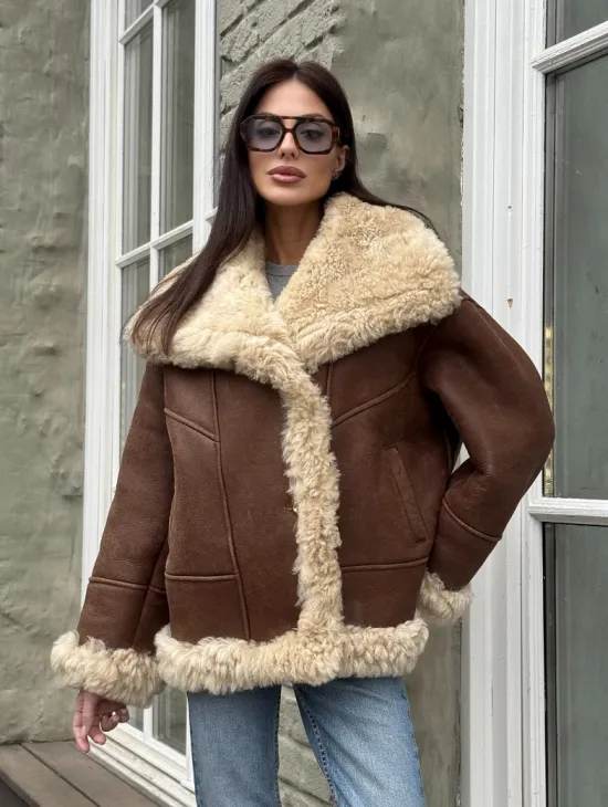 Коричневая женская дубленка с воротником «Челси» из овчины тиградо - фото 6