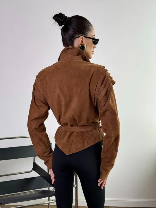 Модная приталенная куртка с плечиками - крылышками из замши Camel - фото 5