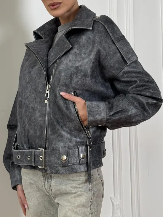 Женская косуха оверсайз из натуральной кожи с потертостями в стиле 