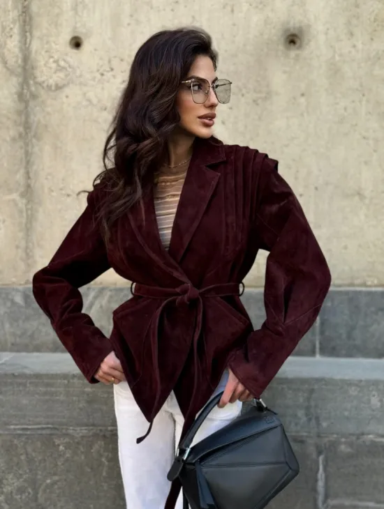 Модная приталенная куртка с плечами в стиле 90-х - фото 9