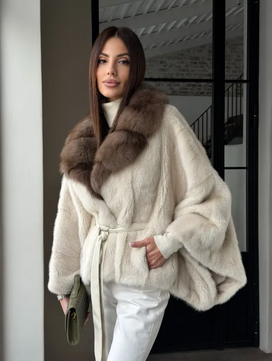 Светлое норковое пончо с воротником из куницы - фото 20