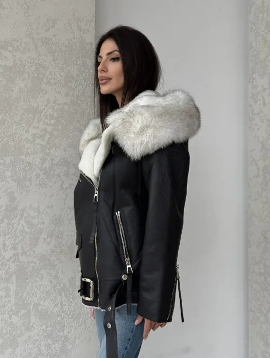 Черная куртка дубленка с капюшоном - фото 8