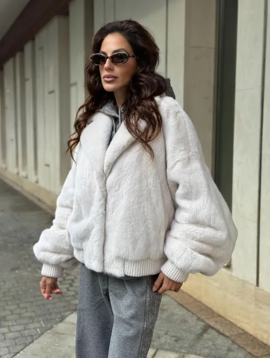 Белый норковый бомбер на резинке - фото 6