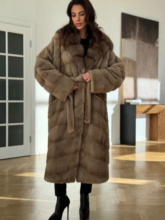 Бежевая норковая шуба с капюшоном куница - фото 2