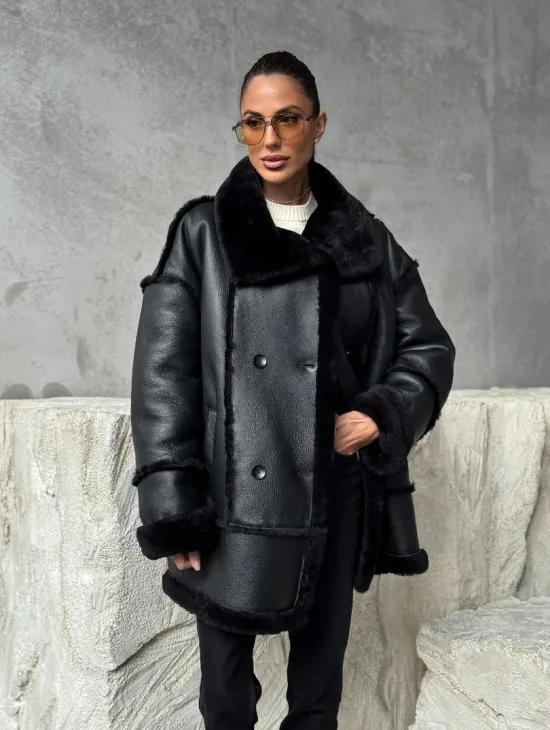 Черная современная дубленка - фото 11