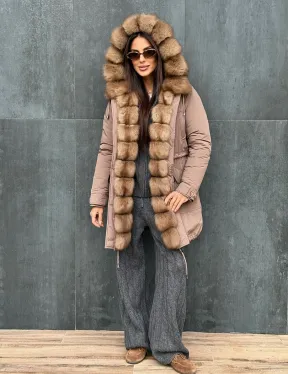 Женский пуховик с мехом куницы - фото 8