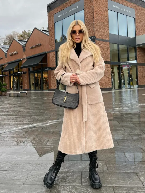 Шуба из натуральной шерсти в бежевом оттенке - фото 1