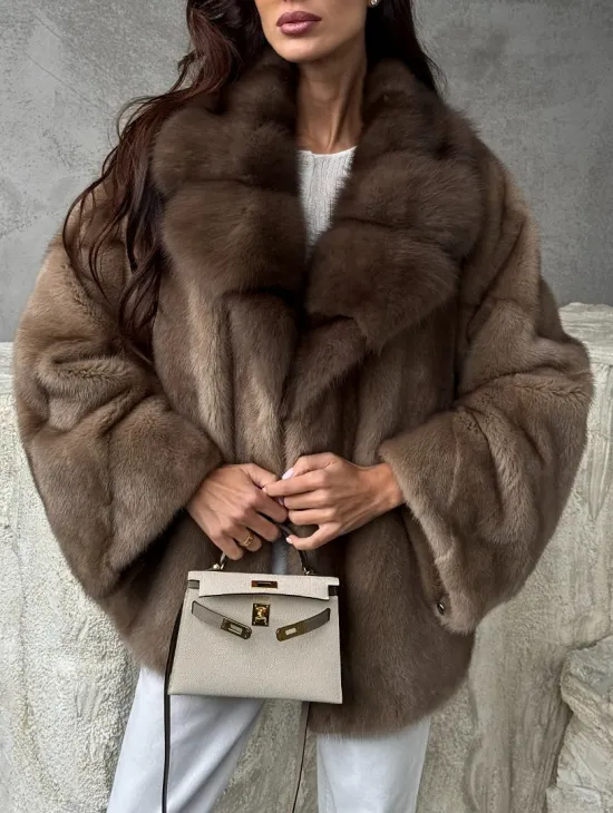 Короткая норковая шуба с воротником куницы - фото 4