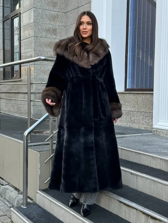 Черная шуба из меха SAGA FURS с отделкой из куницы - фото 8