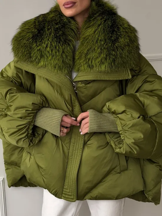 Женский стеганный пуховик с воротником чернобурки - фото 3