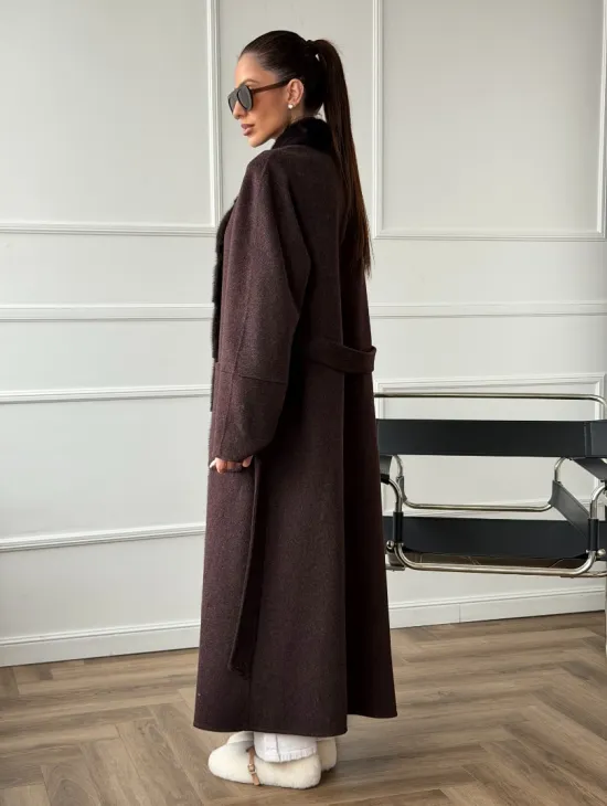 Длинное демисезонное пальто с мехом норки - фото 10