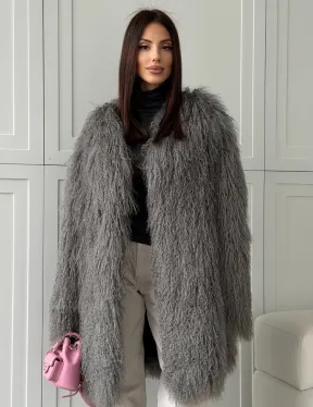 Удлиненная серая шуба из ламы - фото 9