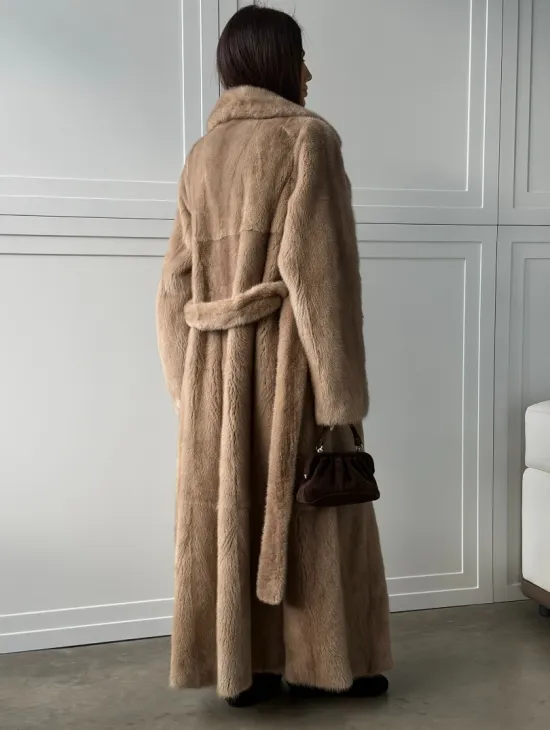 Прямая шуба из меха норки с поясом (бежевая) - фото 7