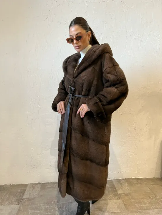 Шуба из меха норки с капюшоном - цвет соболь - фото 4