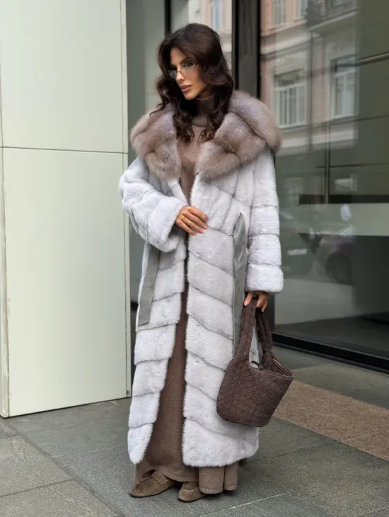 Шуба норковая серо-голубого цвета с капюшоном из куницы - фото 6